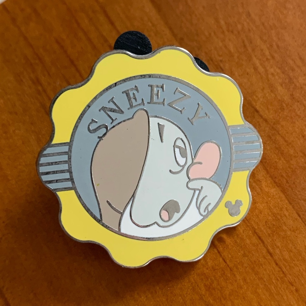 Sneezy Seven Dwarfs Disney Pin hidden Mickey